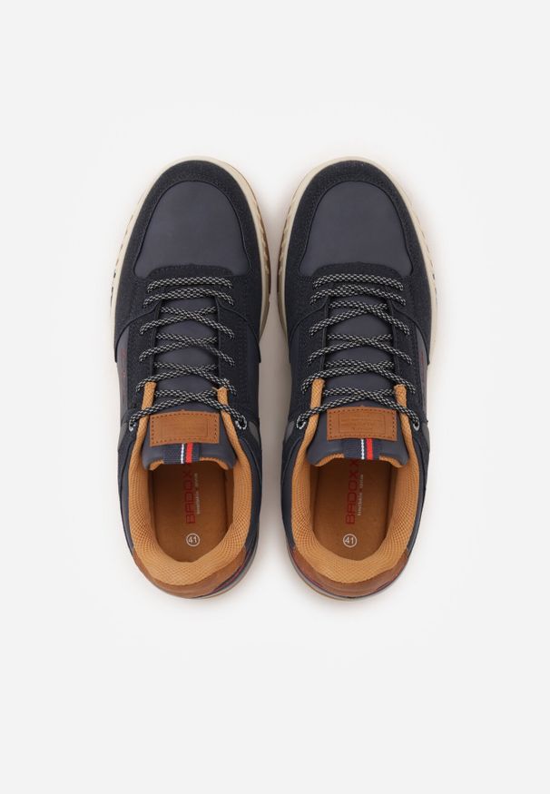 Born2be - Granatowe Buty Sportowe Sneakersy Ozdobione Tłoczeniem i Napisami Hermala. Okazja: na co dzień. Kolor: niebieski. Materiał: jeans. Wzór: napisy, aplikacja