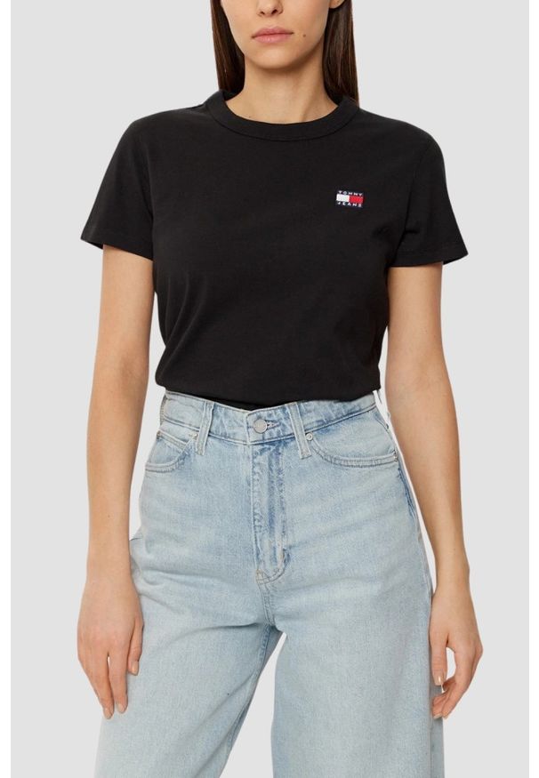 Tommy Jeans - TOMMY JEANS Czarny damski t-shirt z małym logo, Rozmiar S. Kolor: czarny