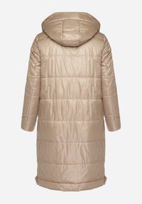 Born2be - Beżowa Przejściowa Kurtka Pikowana z Kapturem i Suwakami po Bokach Fesunela. Okazja: na co dzień. Typ kołnierza: kaptur. Kolekcja: plus size. Kolor: beżowy. Materiał: jeans. Sezon: jesień. Styl: klasyczny, casual #4