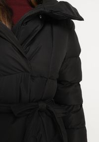 Born2be - Czarna Długa Kurtka Pikowana z Kapturem i Wysokim Kołnierzem Wiązana w Talii Zevrira. Okazja: na co dzień. Typ kołnierza: kaptur. Kolor: czarny. Materiał: jeans, materiał. Długość: długie. Styl: klasyczny, casual, elegancki, sportowy #3