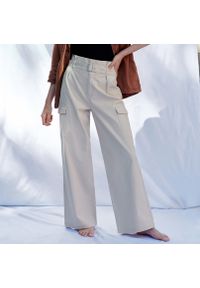 Sinsay - Spodnie paperbag z kieszeniami cargo - Kremowy. Kolor: kremowy #1