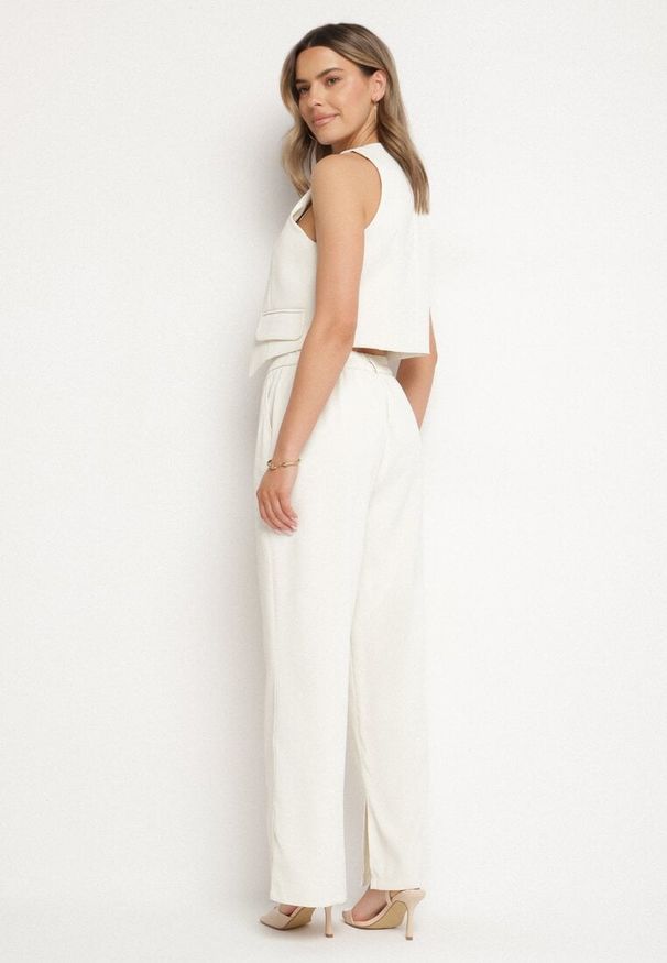 Born2be - Beżowy Komplet Kamizelka z Ozdobnymi Cyrkoniami i Garniturowe Spodnie Divistra. Kolor: beżowy