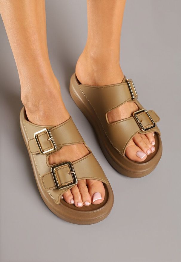 Born2be - Ciemnobeżowe Klapki na Grubej Piankowej Podeszwie z Klamrami Rilerria. Okazja: na co dzień, na spacer, na plażę. Kolor: beżowy. Styl: casual