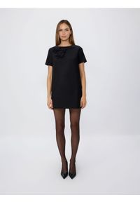 Reserved - Sukienka z kwiatową aplikacją - czarny. Kolor: czarny. Materiał: dzianina. Wzór: aplikacja, kwiaty. Typ sukienki: proste #1