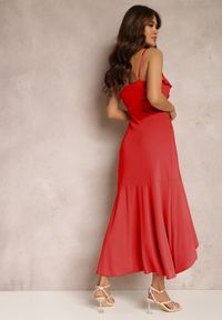 Renee - Czerwona Sukienka Klymora. Kolor: czerwony. Materiał: materiał. Długość rękawa: na ramiączkach. Wzór: gładki. Typ sukienki: kopertowe. Styl: wizytowy. Długość: midi #2
