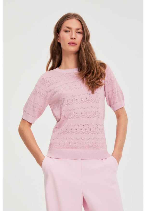 MOODO - Ażurowy sweter z krótkimi rękawami różowy. Kolor: różowy. Materiał: poliester, wiskoza, poliamid. Długość rękawa: krótki rękaw. Długość: krótkie. Wzór: ażurowy
