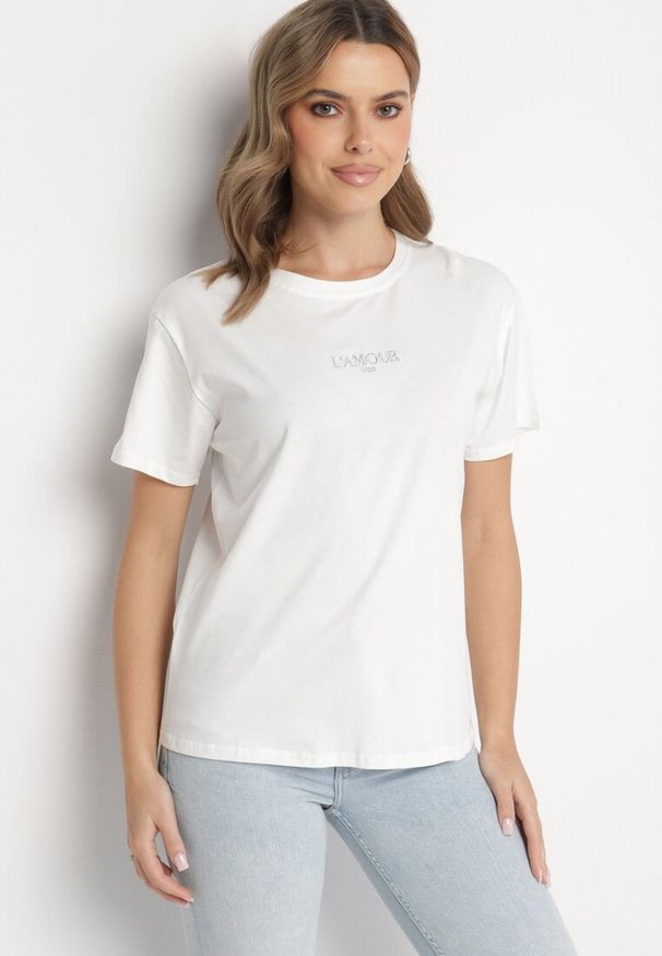 Born2be - Biały T-shirt z Bawełny Ozdobiony Napisem Marivorra. Okazja: na co dzień. Kolor: biały. Materiał: bawełna. Wzór: napisy, aplikacja. Styl: klasyczny, casual