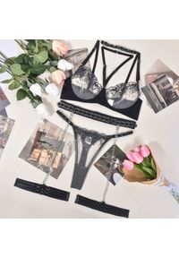 Intica - Zestaw bielizny z haftem i łańcuszkami na specjalne okazje August. Kolor: czarny. Materiał: materiał. Wzór: haft
