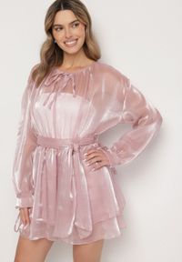 Born2be - Różowa Sukienka Ozdobiona Wiązaniem i Paskiem Nivoren. Okazja: na co dzień. Kolor: różowy. Długość rękawa: długi rękaw. Wzór: aplikacja. Typ sukienki: proste. Styl: casual, elegancki #4