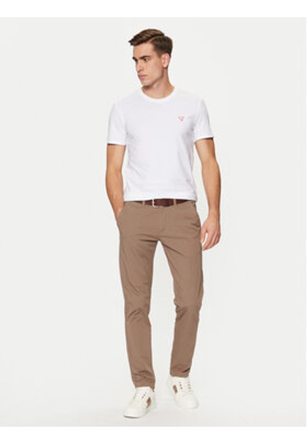 Guess T-Shirt M2YI24 J1314 Biały Slim Fit. Kolor: biały. Materiał: bawełna