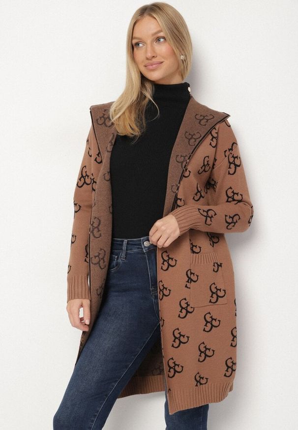 Born2be - Brązowy Kardigan z Geometrycznym Motywem Ralanis. Kolor: brązowy. Materiał: jeans. Wzór: geometria. Styl: elegancki, klasyczny
