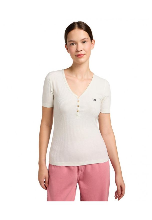 Lee - DAMSKA KOSZULKA LEE SS HENLEY ECRU 112333722. Typ kołnierza: typu henley