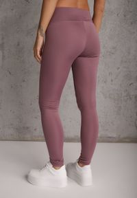 Renee - Fioletowe Legginsy Basic z Modelującą Wstawką w Pasie Liacan. Okazja: na co dzień. Kolor: fioletowy. Długość: krótkie. Styl: casual #4