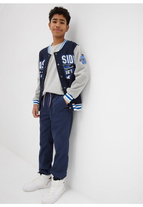 bonprix - Spodnie chłopięce ocieplane z podszewką z dżerseju, regular fit. Kolor: niebieski. Materiał: jersey. Styl: sportowy