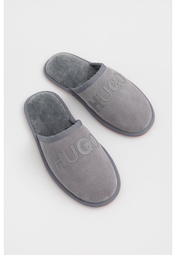 Hugo Kapcie zamszowe Cozy kolor szary. Kolor: szary. Materiał: zamsz. Wzór: gładki