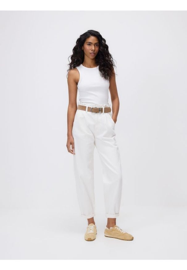 Reserved - Jeansy paperbag z paskiem - biały. Kolor: biały
