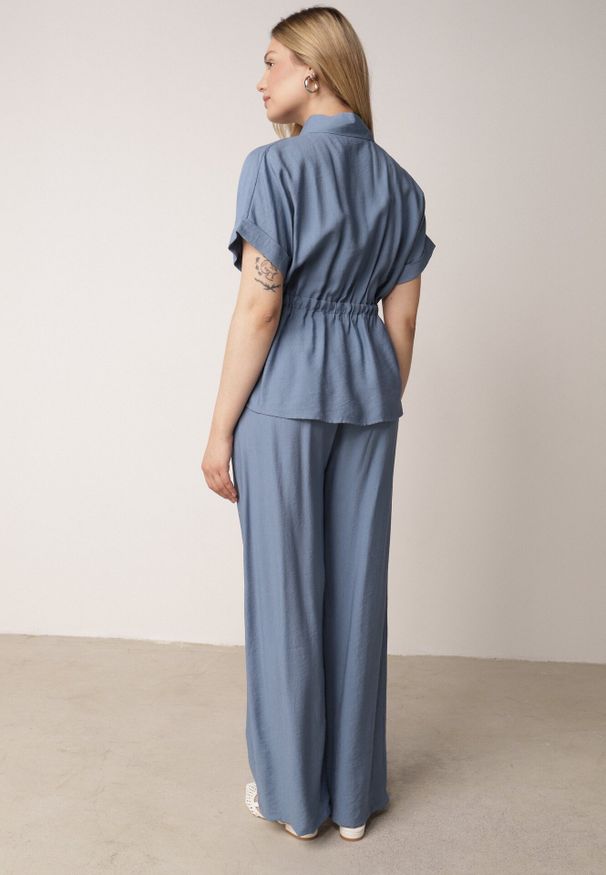 Born2be - Niebieski Wiskozowy Komplet Spodnie i Bluzka Koszulowa z Wiązaniem w Talii Irinryss. Kolor: niebieski. Materiał: wiskoza