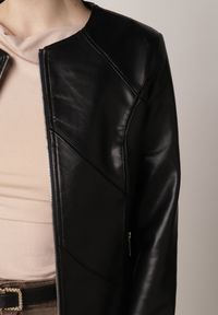 Born2be - Czarna Kurtka Ramoneska Taliowana bez Kołnierzyka w Motocyklowym Stylu Nelaswenna. Okazja: na co dzień. Typ kołnierza: bez kołnierzyka. Kolor: czarny. Materiał: poliester, jeans. Wzór: gładki. Styl: casual, elegancki #3