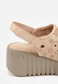 Born2be - Beżowe Sandały Vices na Koturnie z Ażurową Cholewką Sarandria. Okazja: na co dzień. Zapięcie: rzepy. Kolor: beżowy. Wzór: ażurowy. Sezon: lato. Obcas: na koturnie. Styl: elegancki, casual #8