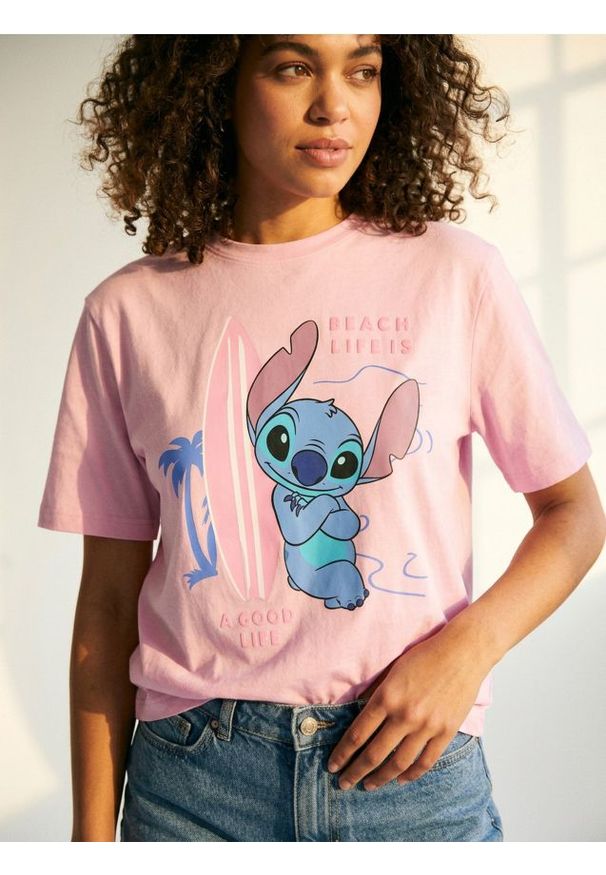 Sinsay - Bawełniana koszulka z wakacyjnym nadrukiem Stitch - fioletowy. Kolor: fioletowy. Materiał: bawełna. Wzór: nadruk. Styl: wakacyjny