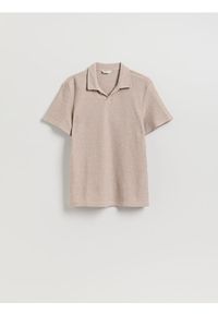 Reserved - Strukturalne polo comfort fit - beżowy. Typ kołnierza: polo. Kolor: beżowy. Materiał: bawełna, dzianina