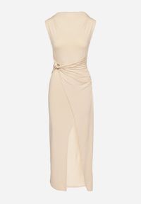 Born2be - Beżowa Koktajlowa Sukienka Dopasowana z Metalową Ozdobą i Marszczeniem Novarisse. Kolor: beżowy. Wzór: aplikacja. Typ sukienki: dopasowane. Styl: wizytowy #6