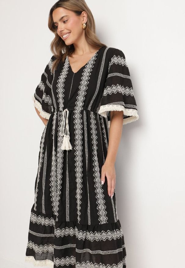 Born2be - Czarna Bawełniana Sukienka Boho o Rozkloszowanym Kroju z Wiązaniem i Haftem Korithira. Okazja: na co dzień, na spacer. Typ kołnierza: dekolt w serek. Kolor: czarny. Materiał: bawełna. Wzór: haft. Sezon: lato. Typ sukienki: rozkloszowane. Styl: boho