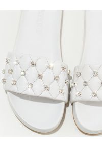 MYSTIQUE SHOES - Białe klapki z kryształami. Kolor: biały. Wzór: aplikacja. Sezon: lato. Styl: elegancki #3