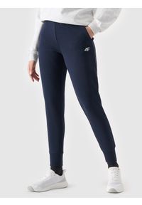 4f - Spodnie dresowe joggery damskie - granatowe. Kolor: niebieski. Materiał: dresówka. Wzór: ze splotem, gładki