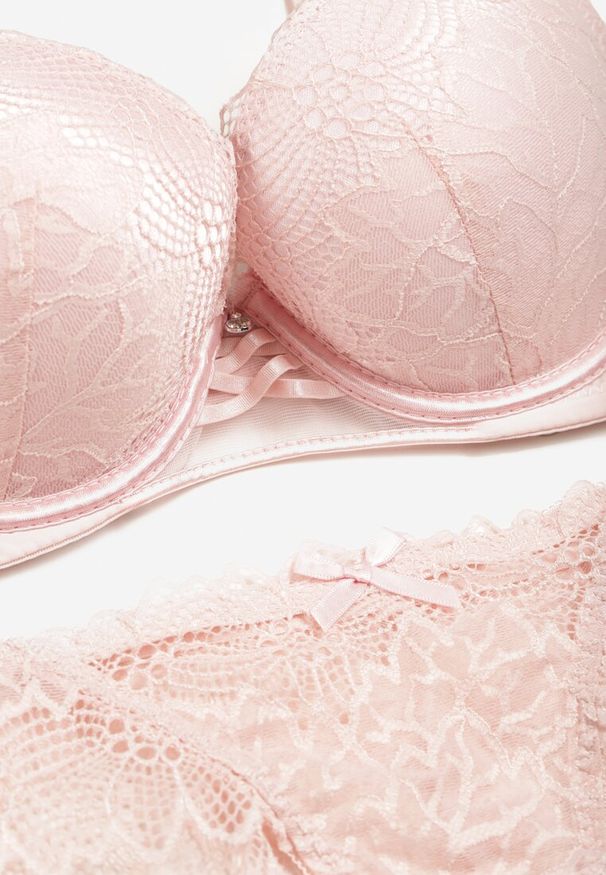 Born2be - Różowy Koronkowy Komplet Biustonosz z Push Upem i Stringami Yalira. Kolor: różowy. Materiał: koronka. Wzór: koronka