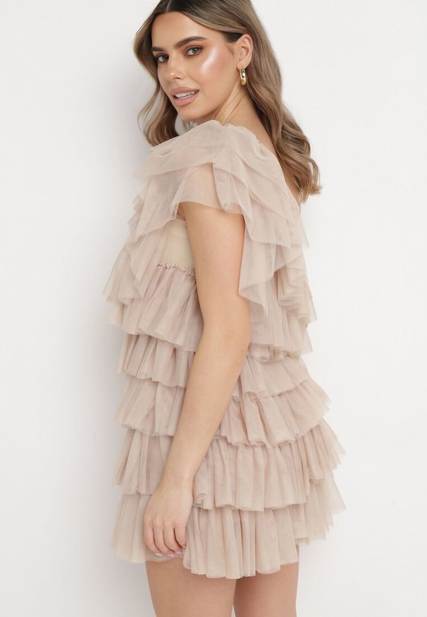 Born2be - Jasnobeżowa Sukienka Mini na Jedno Ramię Asymetryczna z Falbankami Nomenta. Typ kołnierza: kołnierz z falbankami. Kolor: beżowy. Typ sukienki: asymetryczne. Długość: mini