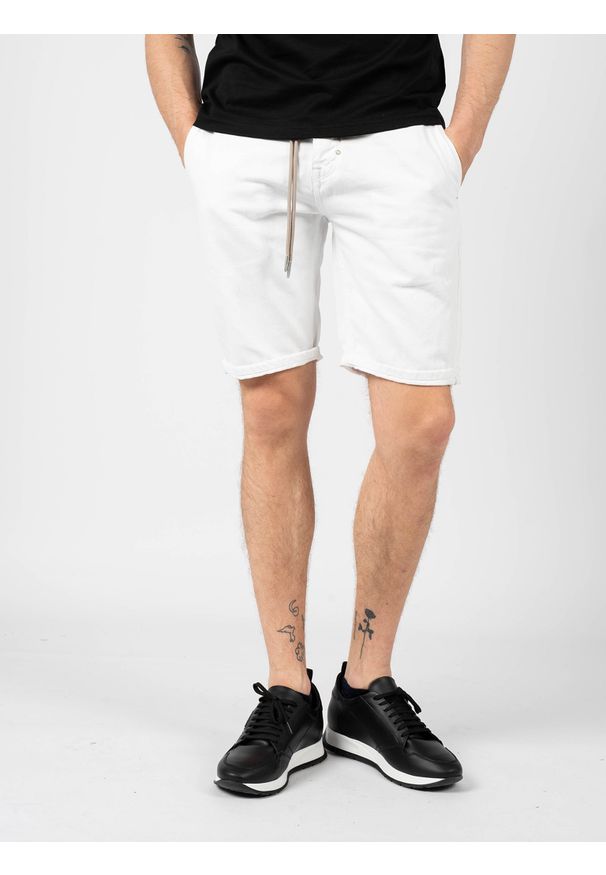 Antony Morato Szorty "Oliver" | MMSH00184-FA8900127 | Oliver | Mężczyzna | Biały. Kolor: biały. Materiał: bawełna. Wzór: aplikacja