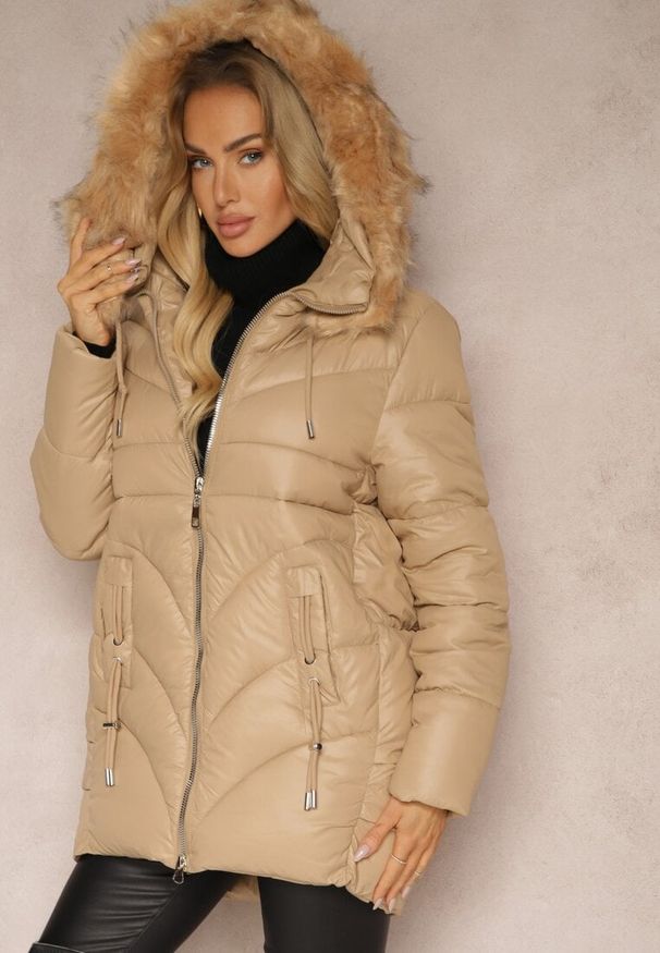 Renee - Beżowa Trapezowa Kurtka z Pikowanymi Przeszyciami i Kapturem z Odpinanym Futrem Deoiala. Okazja: na co dzień. Kolor: beżowy. Materiał: futro. Długość rękawa: długi rękaw. Długość: długie. Styl: wizytowy, casual, elegancki