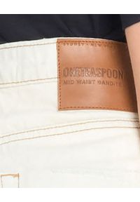 ONETEASPOON - Spodenki Xanthe. Stan: podwyższony. Kolor: biały. Materiał: jeans. Wzór: aplikacja. Sezon: lato. Styl: klasyczny #4