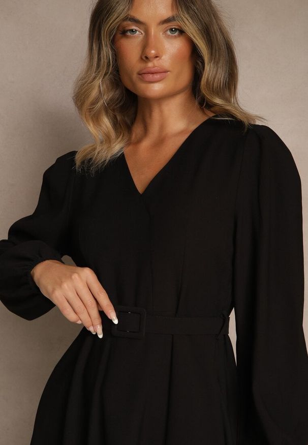 Renee - Czarna Rozkloszowana Sukienka z Wiskozy z Paskiem ze Sprzączką Orille. Okazja: na randkę. Typ kołnierza: dekolt w serek. Kolor: czarny. Materiał: wiskoza. Długość rękawa: długi rękaw