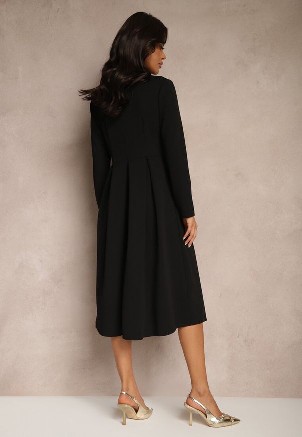 Renee - Czarna Sukienka o Rozkloszowanym Kroju z Trójkątnym Dekoltem Temivara. Okazja: na co dzień. Kolor: czarny. Materiał: jeans. Wzór: bez wzorów. Typ sukienki: proste, rozkloszowane. Styl: casual, elegancki