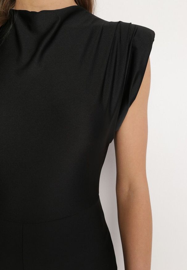 Born2be - Czarny Kombinezon z Rozszerzanymi Nogawkami i Poduszkami w Ramionach Atearai. Okazja: na co dzień. Kolor: czarny. Długość rękawa: krótki rękaw. Długość: krótkie. Styl: casual, elegancki