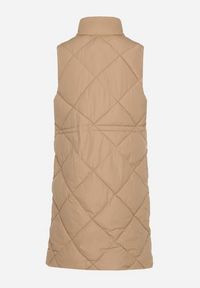 Born2be - Ciemnobeżowa Pikowana Kamizelka o Długim Kroju ze Stójką i Kieszeniami Avatheia. Okazja: na co dzień. Typ kołnierza: kołnierzyk stójkowy. Kolor: beżowy. Materiał: jeans. Długość: długie. Wzór: aplikacja. Styl: klasyczny, casual, elegancki #5