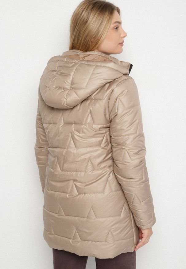 Born2be - Ciemnobeżowa Pikowana Kurtka o Prostym Kroju z Kapturem Nileria. Okazja: na co dzień, do pracy, na spotkanie biznesowe. Typ kołnierza: kaptur. Kolekcja: plus size. Kolor: beżowy. Materiał: poliester, jeans, dzianina. Styl: biznesowy, casual