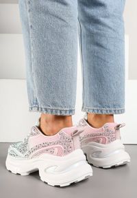 Renee - Biało-Różowe Sneakersy na Platformie Ozdobione Cyrkoniami Luria. Okazja: na co dzień. Nosek buta: okrągły. Kolor: biały. Materiał: jeans. Wzór: aplikacja. Obcas: na platformie #5