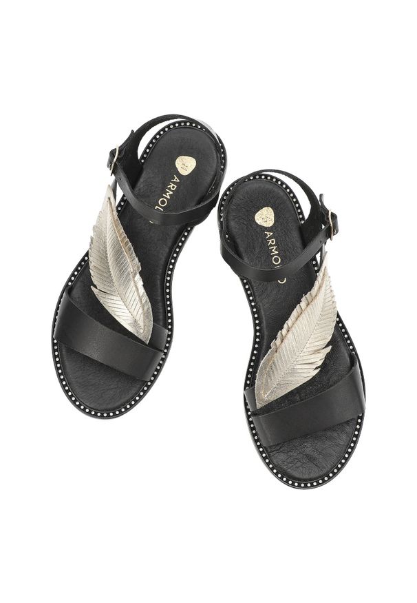 Czarno Złote Sandały Armodo Stylowe Obuwie Damskie Z Liściem. Okazja: na co dzień. Zapięcie: pasek. Kolor: czarny. Materiał: skóra. Wzór: paski. Styl: elegancki