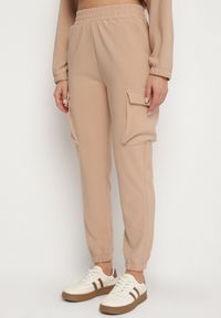 Born2be - Ciemnobeżowy Komplet Dresowy w Stylu Cargo Bluza na Suwak i Joggery Sitene. Kolor: beżowy. Materiał: dresówka. Sport: turystyka piesza