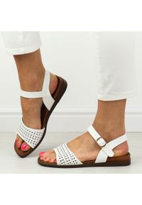 Białe płaskie sandały damskie Sergio Leone Sk075H. Zapięcie: sprzączka. Kolor: biały. Materiał: skóra. Sezon: wiosna, lato. Styl: klasyczny, elegancki