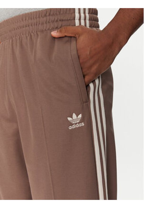 Adidas - adidas Spodnie dresowe adicolor Firebird JP1067 Beżowy Baggy Fit. Kolor: beżowy. Materiał: syntetyk, bawełna