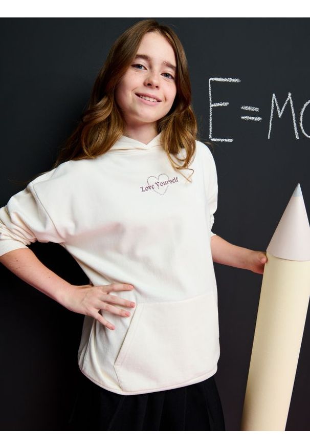 Sinsay - Bluza z kapturem - kremowy. Typ kołnierza: kaptur. Kolor: kremowy. Długość: długie. Wzór: napisy