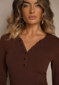 Renee - Brązowa Bluzka z Wiskozą Guzikami i Koronkową Lamówką Modvira. Kolor: brązowy. Materiał: wiskoza, koronka. Długość rękawa: długi rękaw. Wzór: koronka #4
