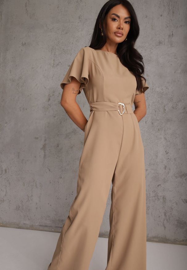 Renee - Beżowy Kombinezon VICES Ozdobiony Paskiem i Klamrą o Nieregularnym Kształcie Metilaeno. Kolor: beżowy. Wzór: aplikacja