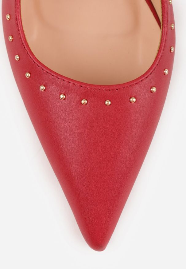 Born2be - Czerwone Sandały na Szpilce z Odkrytą Piętą Zdobione Nitami Sewlora. Okazja: na co dzień, na spotkanie biznesowe, do pracy. Zapięcie: bez zapięcia. Kolor: czerwony. Materiał: jeans. Wzór: aplikacja. Obcas: na szpilce. Styl: casual, biznesowy, klasyczny