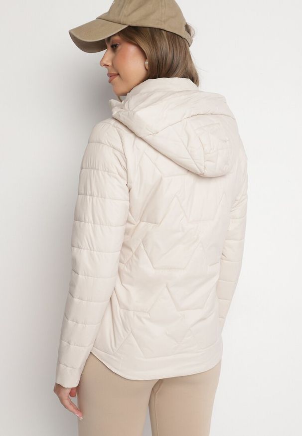 Born2be - Ciemnobeżowa Pikowana Kurtka z Odpinanym Kapturem Noridi. Okazja: na co dzień. Kolor: beżowy. Materiał: jeans. Styl: casual, elegancki, klasyczny