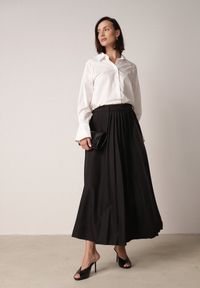 Born2be - Czarna Wiskozowa Spódnica o Rozkloszowanym Kroju z Paskiem z Klamrą Lawedisa. Okazja: na co dzień, do pracy, na spotkanie biznesowe. Kolor: czarny. Materiał: wiskoza. Styl: biznesowy, klasyczny, casual, elegancki #5